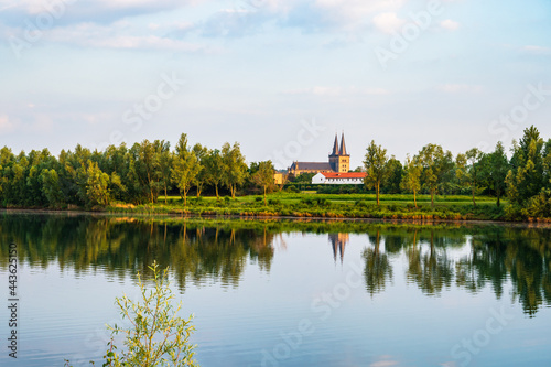 Obraz na płótnie Blick über Xantener Südsee auf Dom und römische Herberge im Archaeologischen Park Xanten w salonie
