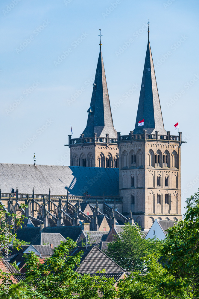 Doppeltürme des Xantener Doms am linken Niederrhein in NRW, Deutschland