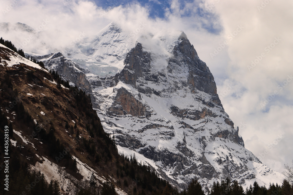 Imposante Schweizer Bergwelt; Verhülltes Wetterhorn von der Schwarzwaldalp