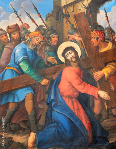 Fotografiet VIENNA, AUSTIRA - JUNI 17, 2021: The painting  Simon of Cyrene helps Jesus carry the cross as part of Cross way stations in church Rochuskirche by unknown artist