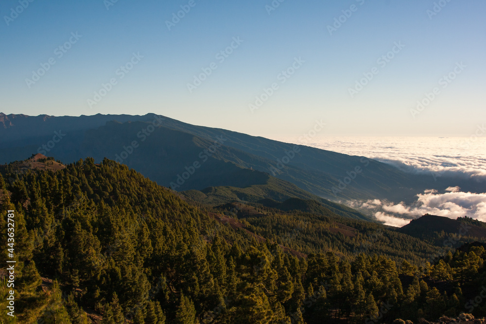 Amanecer sobre el mar de nubes. Paisajes de La Palma. Islas Canarias. Amanecer sobre el mar de nubes. Paisajes de La Palma. Islas Canarias.