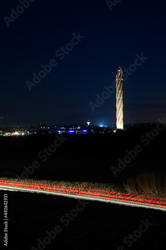 Beleuchteter Testturm in Rottweil bei Dämmerung mit Autos