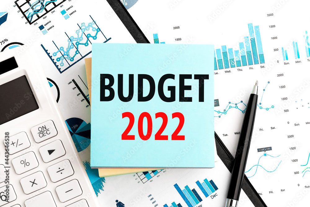 Text BUDGET 2022 on stickers. Pen and calculator on clipboard with charts,  documents and graphs. Business plan. Top view. foto de Stock | Adobe Stock