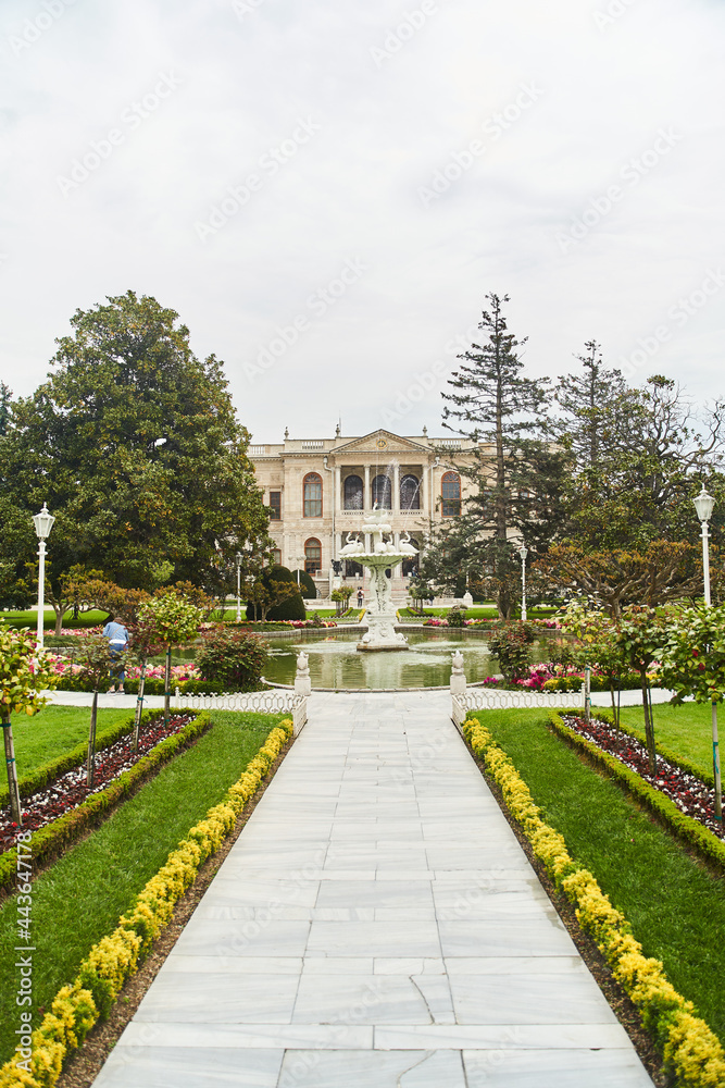 Fototapeta premium View of the amazing architecture of Dolmabahce Palace in Istanbul.
