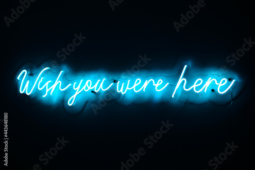 Fotografie neon sign 'wish you were here'