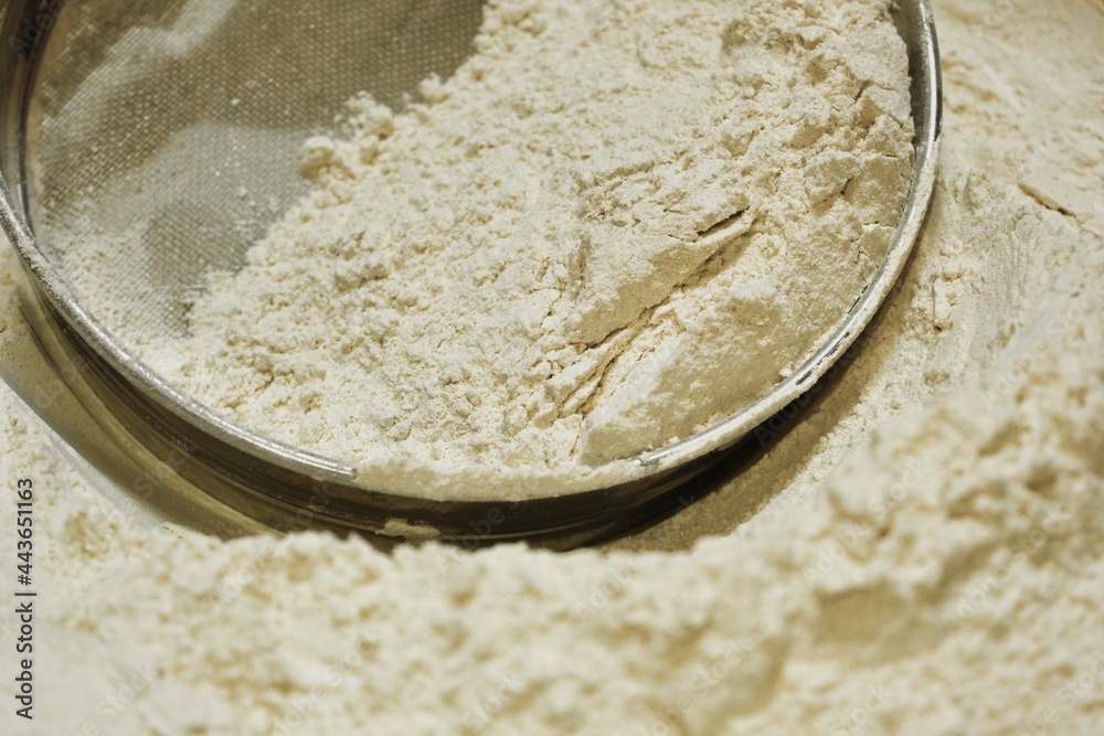 Wheat flour powder and a refiner Wheat flour powder and a refiner