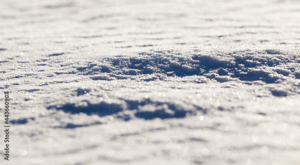Obraz premium Snow after snowfall - snow lying in snowdrifts after the last snowfall. Photo in the winter in the field.