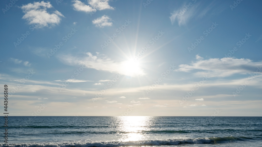 Fototapeta premium Realistic sun nature view Summer sunny day The horizon of the sea ocean with beautiful sun light flare over sea