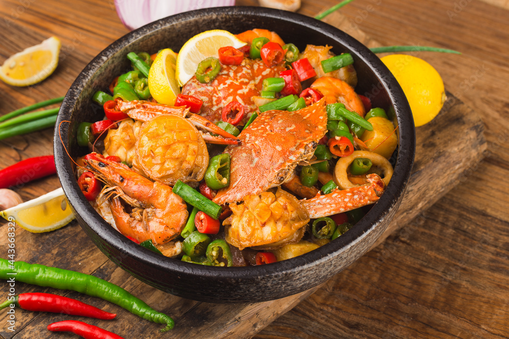 Mixed seafood dry pot, crab, abalone, shrimp Mixed seafood dry pot, crab, abalone, shrimp