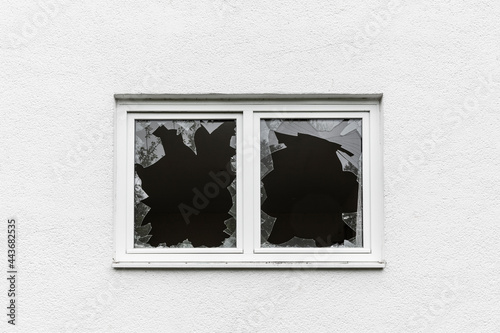 Eingeschlagene Fensterscheibe an einem Haus