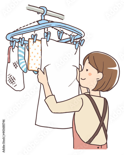 洗濯物を干す母