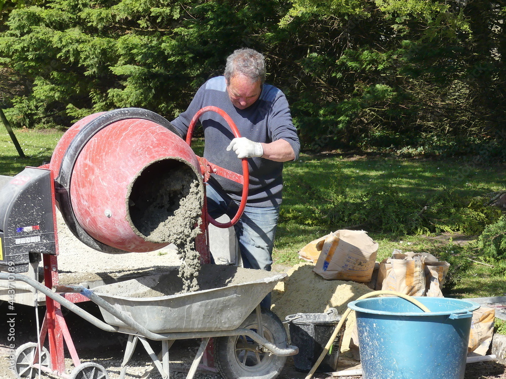 Travailleur Indépendant Qui Prépare Du Béton Avec Une Bétonnière Pour ...