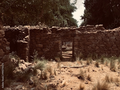 casa derrumbada en el campo