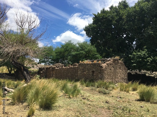 casa derrumbada en el campo