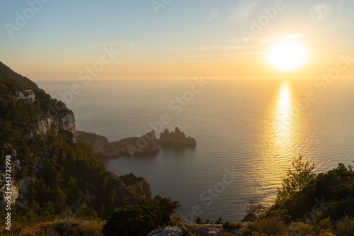 Torre den Lluc en Ibiza, paisaje mediterráneo y atardecer