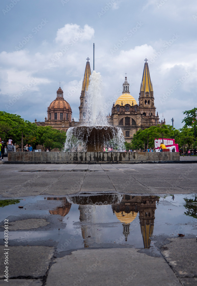 Obraz premium Guadalajara Cathedral Reflection on Puddle