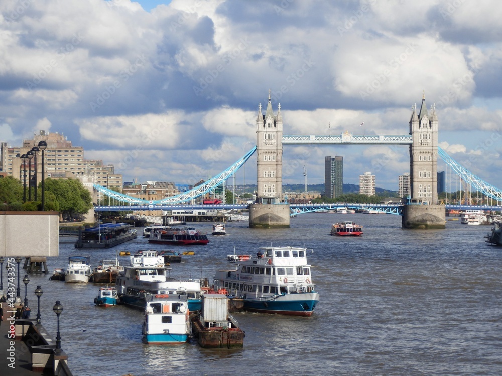 ロンドンのタワーブリッジとテムズ川の風景、ロンドンの町並み、テムズ川とタワーブリッジ