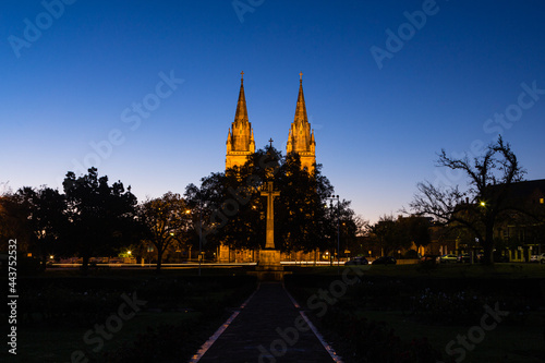 オーストラリア 夕暮れ時のアデレードのセント・ピーターズ大聖堂