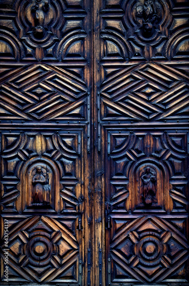 Detalle de puerta de madera tallada antigua San Miguel de Allende México.