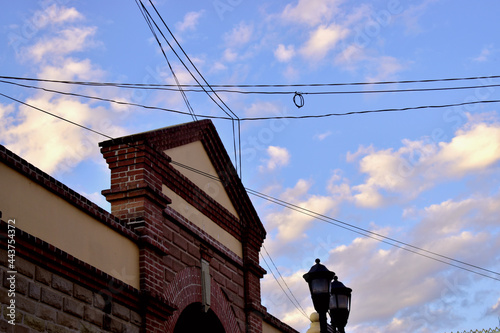 Fachada mercado antiguo con alambres de luz en Oaxaca México con cielo de fondo