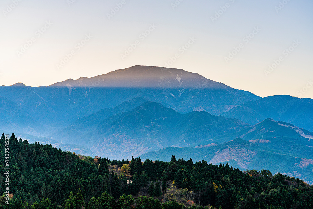 Fototapeta premium 馬籠から見る早朝の恵那山