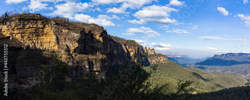 オーストラリア　ブルー・マウンテンズ国立公園のスリー・シスターズ © pespiero