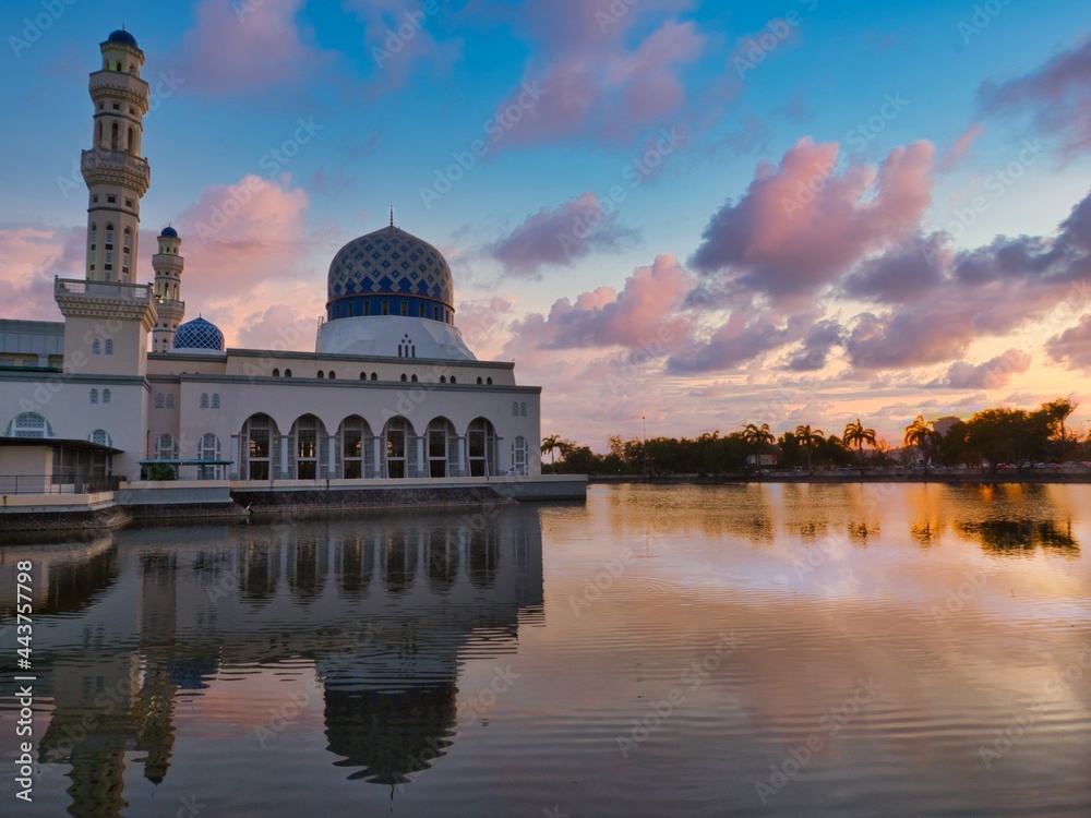 Obraz premium Blue mosque and lake landscape view with a pine tree at sunset time in Sabah, Malaysia