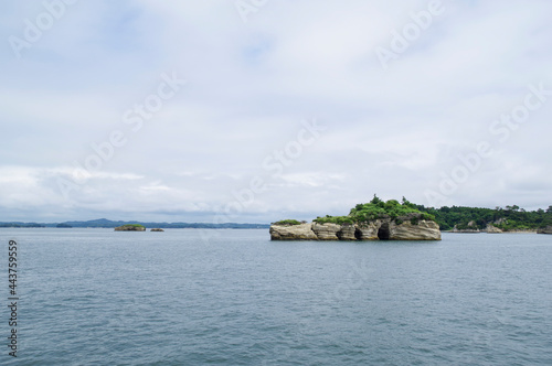 松島の中でも有名な四つの洞門がある鐘島