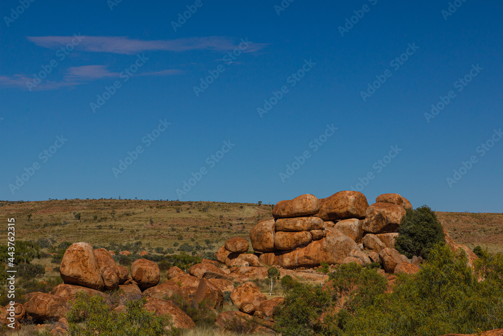 オーストラリア　アウトバックにあるデビルズ・マーブルの岩山