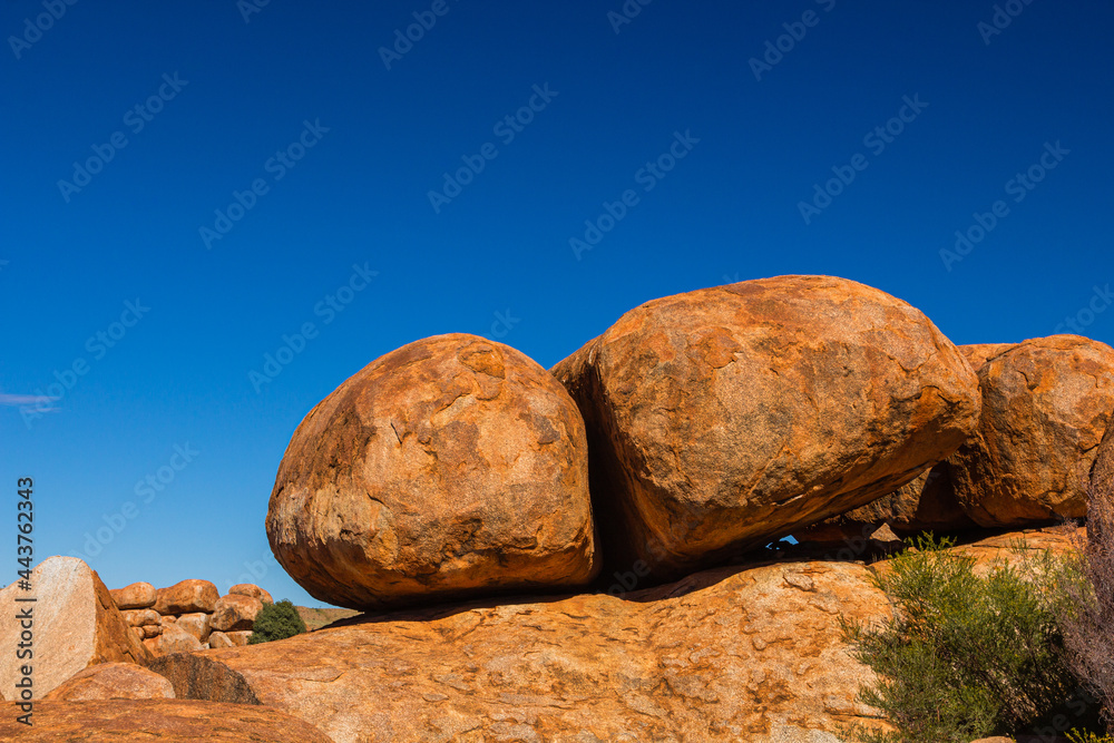 オーストラリア　アウトバックにあるデビルズ・マーブルの奇岩