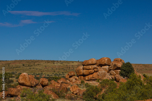 オーストラリア アウトバックにあるデビルズ・マーブルの岩山