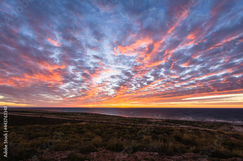 オーストラリア 西オーストラリア州の夕焼けに染まったエクスマウス近郊のライトハウス湾 © pespiero