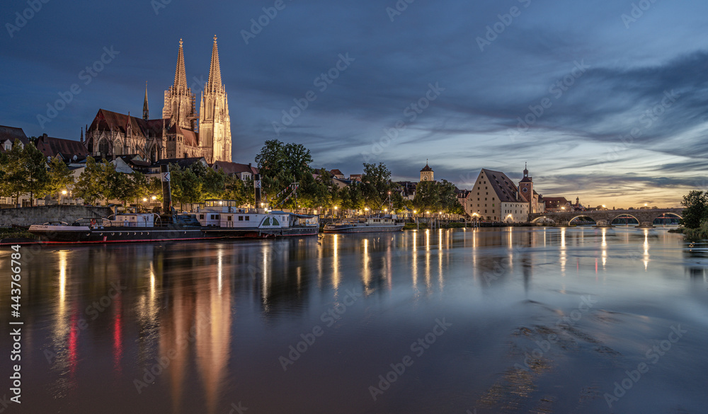 Obraz premium Regensburg bei Sonnenuntergang