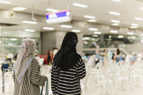 Canvas Print Muslim student walking in building with friend.