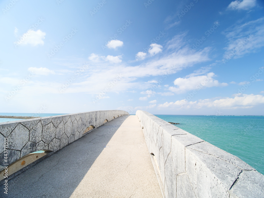 Fototapeta premium 沖縄、美々ビーチの海に伸びる石橋