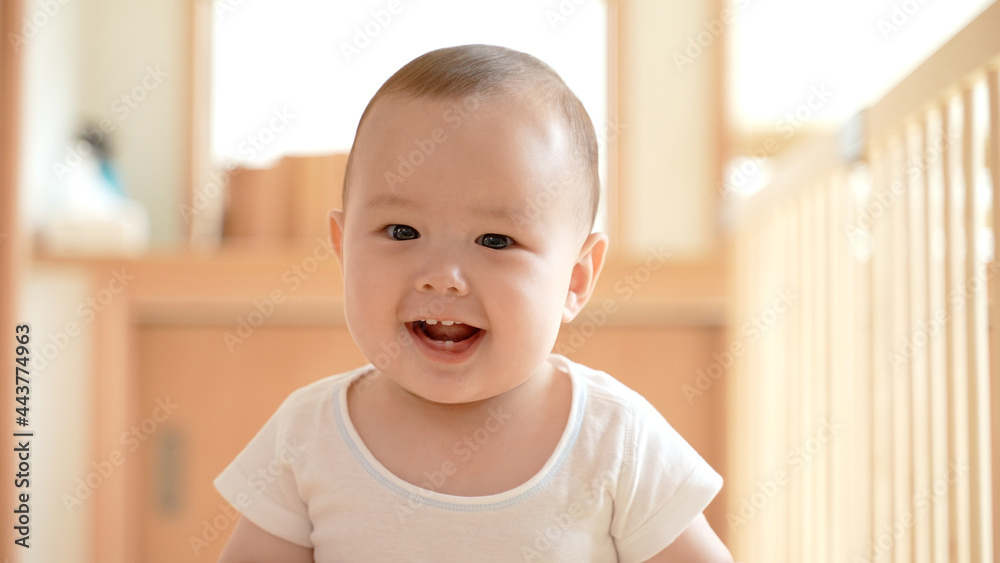 笑顔のハーフの赤ちゃんの顔アップ