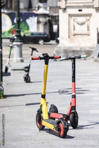 trottinette location mobilite electrique environnement ecologie stationnement trottoirs Bruxelles scooters ville urbain transport