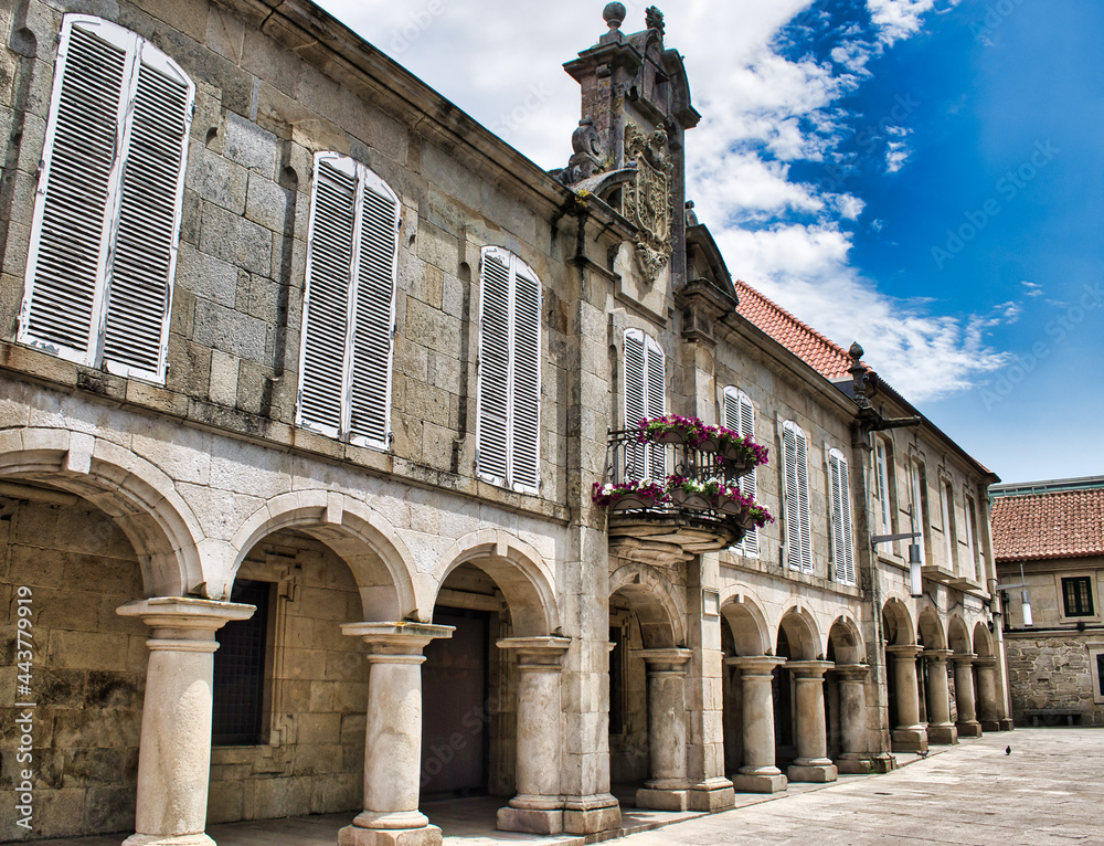Fototapeta premium Fachada del pazo o palacio de Mugartegui en la plaza Da Pedreira en la ciudad de Pontevedra, España