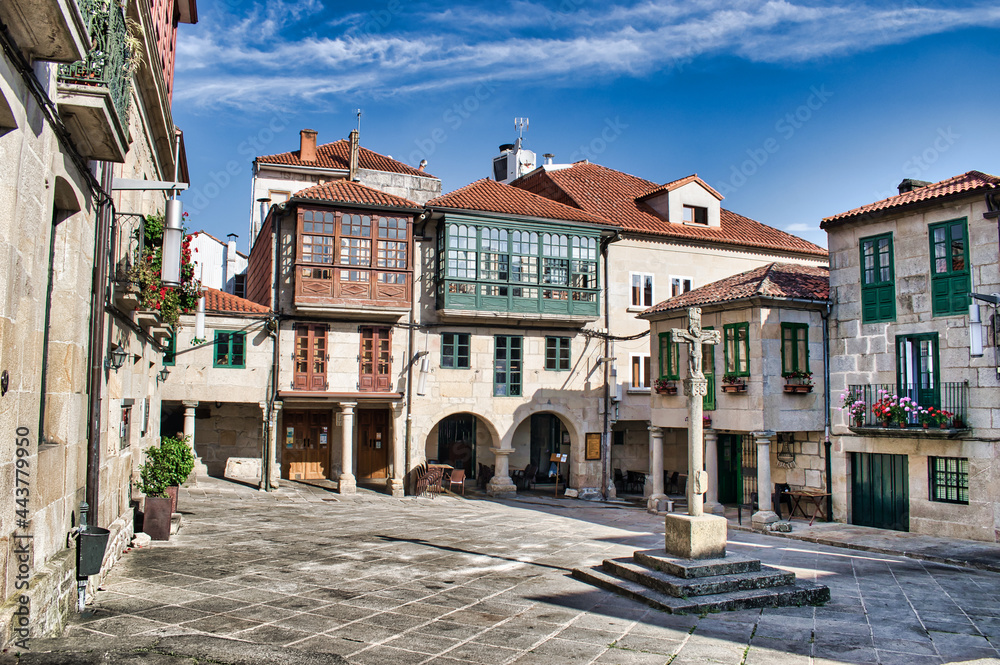Hermosa plaza de la Leña de arquitectura medieval en la ciudad gallega de Pontevedra, España