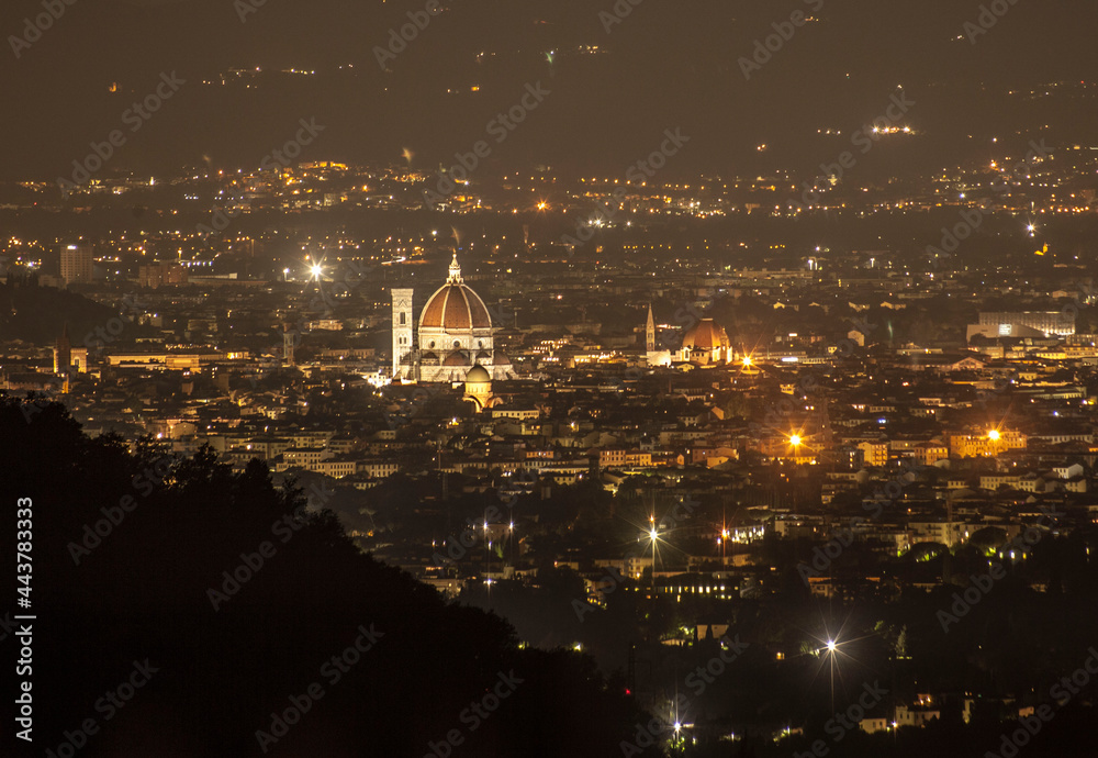 Italia, Toscana, veduta di Firenze di notte con il duomo.