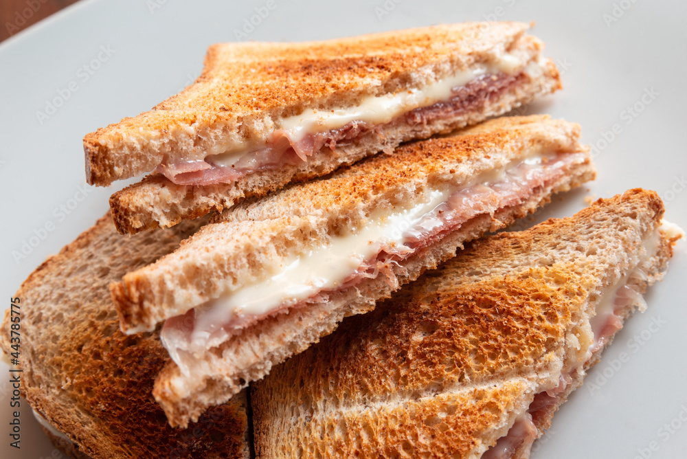 Deliziosi toast farciti con prosciutto e formaggio fuso Deliziosi toast farciti con prosciutto e formaggio fuso
