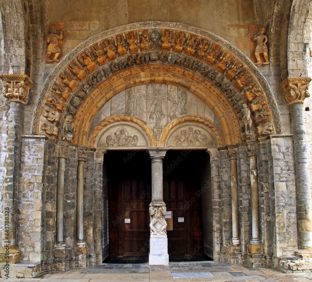 Puerta y tímpano de la Catedral de Santa María de Oloron-Sainte-Marie, Francia. Detalles de la arquivolta más alta evoca el cielo con los 24 ancianos del apocalipsis.