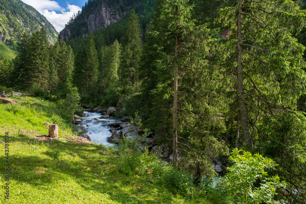 Rauschender Gebirgsbach in atemberaubend schöner Natur in Tirol, Österreich