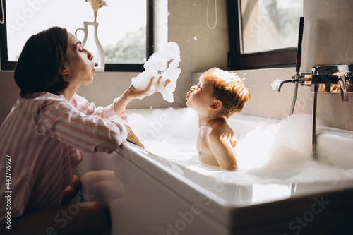 Tableau sur toile Mother washing little son in bathroom