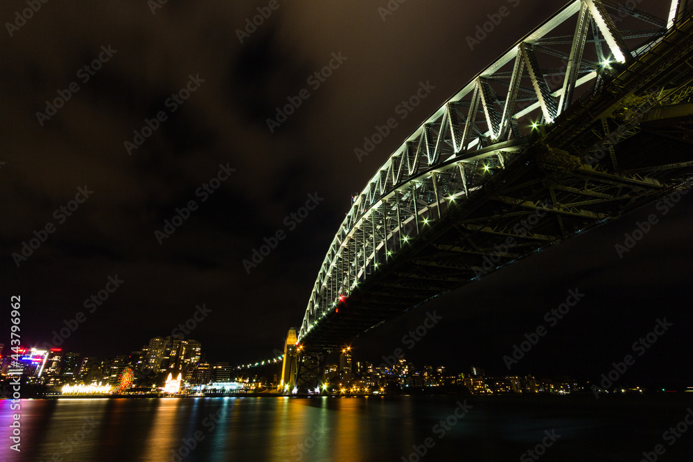 Obraz premium オーストラリア 夜になってライトアップされたシドニーのハーバーブリッジ