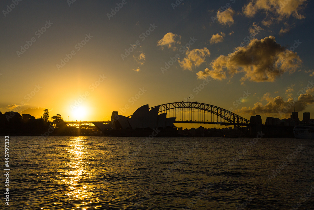 オーストラリア　夕日に照らされたシドニーのオペラハウスとハーバーブリッジのシルエット