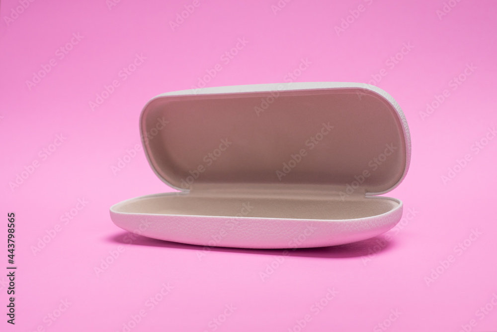 Box for storing glasses covered with white leather. The interior is lined with cream-colored velvet. placed on a pink gradient background Box for storing glasses covered with white leather. The interior is lined with cream-colored velvet. placed on a pink gradient background