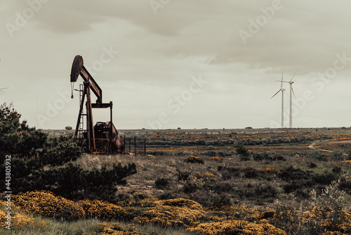 Bilde på lerret Pozo de petróleo y energía  eólica en Sargentes de Lora