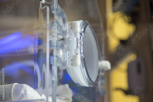 Inkubator na oddziale neonatologicznym w szpitalu. Sprzęt medyczny. 