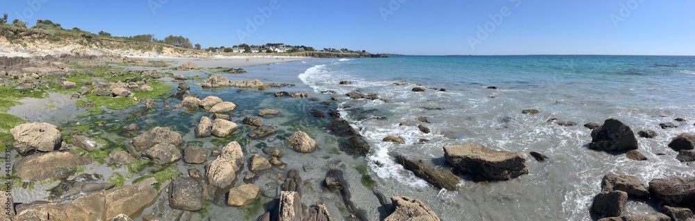 le long de la plage tahiti de raguenez en Finistère Bretagne France	